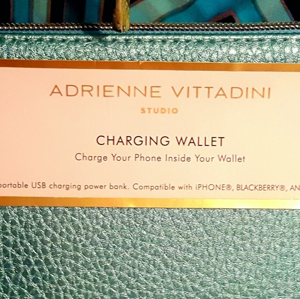 NIB Adrienne Vittadini Charging Wallet